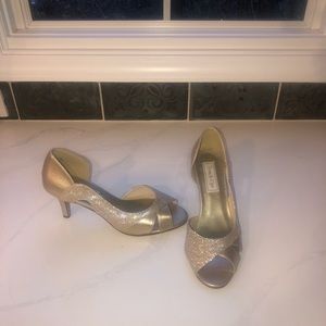 Gold 2.5 inch heals with sparkles.